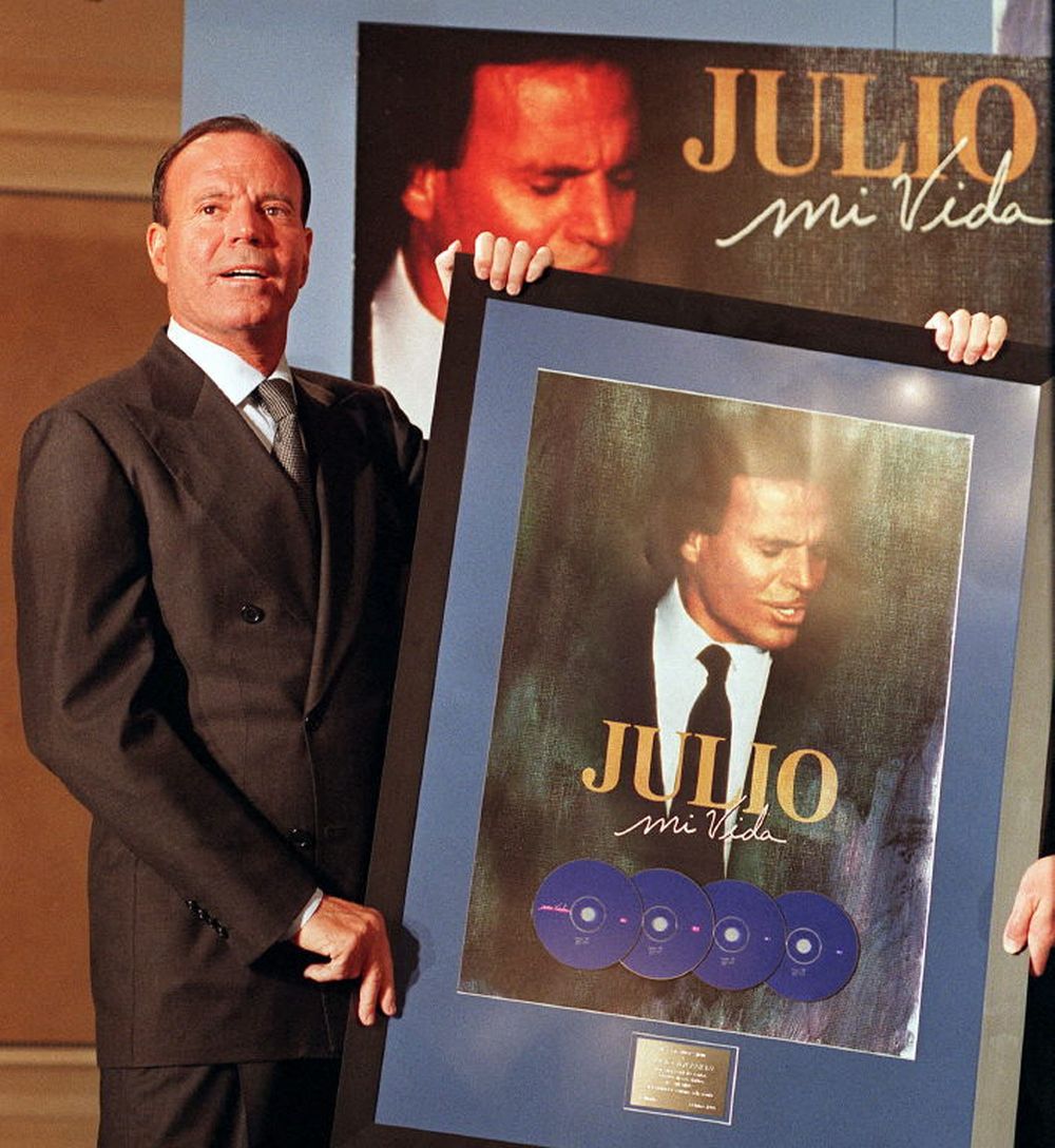 Julio Iglesias recibe la certificación doble platino de su disco Mi Vida: Grandes Éxitos en Madrid. Archivo 1998 