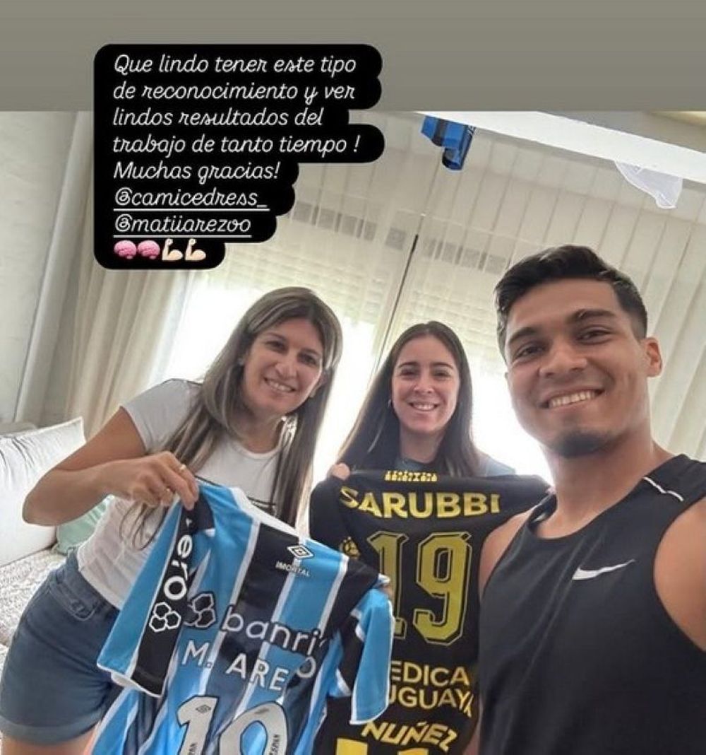 Mat&iacute;as Arezo junto a su esposa, Camila Cedr&eacute;s, le obsequiaron una camiseta de Pe&ntilde;arol y otra de Gremio a la psic&oacute;loga deportiva del club aurinegro, Gisele Marachlian, la mam&aacute; de Diego Rossi y su hermano Nicol&aacute;s, exfutbolistas de la instituci&oacute;n carbonera