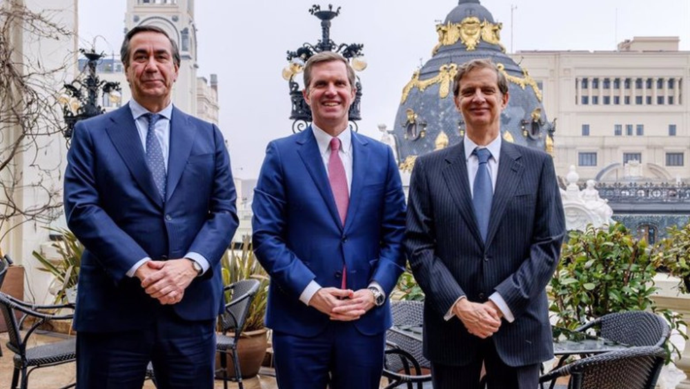 El gobernador de Kentucky, Andy Beshear, y el consejero delegado, Bernardo Velázquez, y el presidente de Acerinox, Carlos Ortega