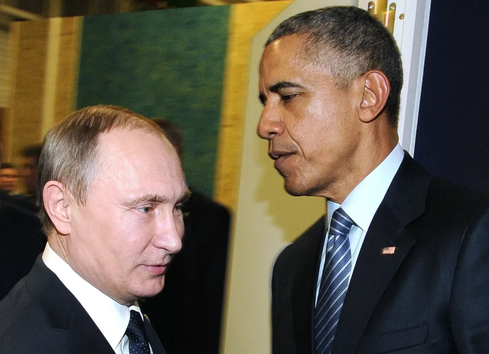 Russian President Vladimir Putin (L) meets with US President Barack Obama on the sidelines of the UN conference on climate change - COP21, on November 30, 2015 at Le Bourget, on the outskirts of the French capital Paris. AFP PHOTO / SPUTNIK / MIKHAIL KLIMENTYEV