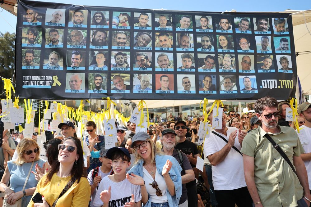 Los israelíes celebran la liberación de los rehenes retenidos por Hamás mientras lo ven en una pantalla en la Plaza de los Rehenes en Tel Aviv, Israel, el 13 de octubre de 2025.&nbsp;
