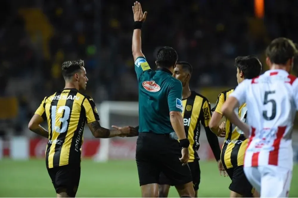 Jonathan Fuentes anuló el gol