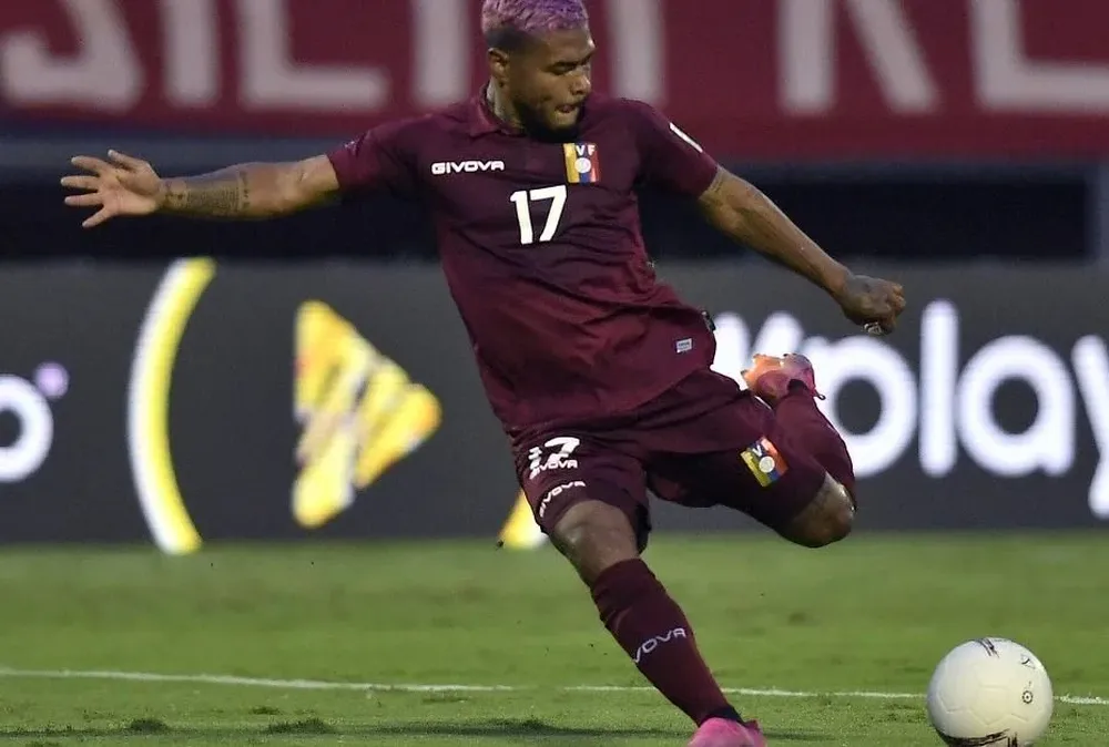 Josef Martínez y su remate en el gol que el VAR anuló