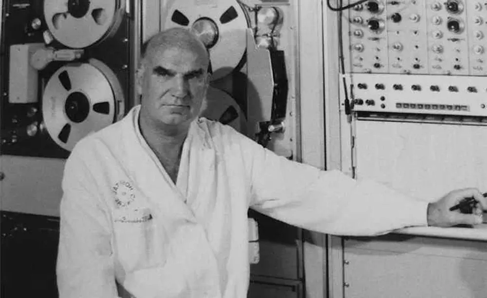 Caldeyro-Barcia trabajando en su laboratorio.