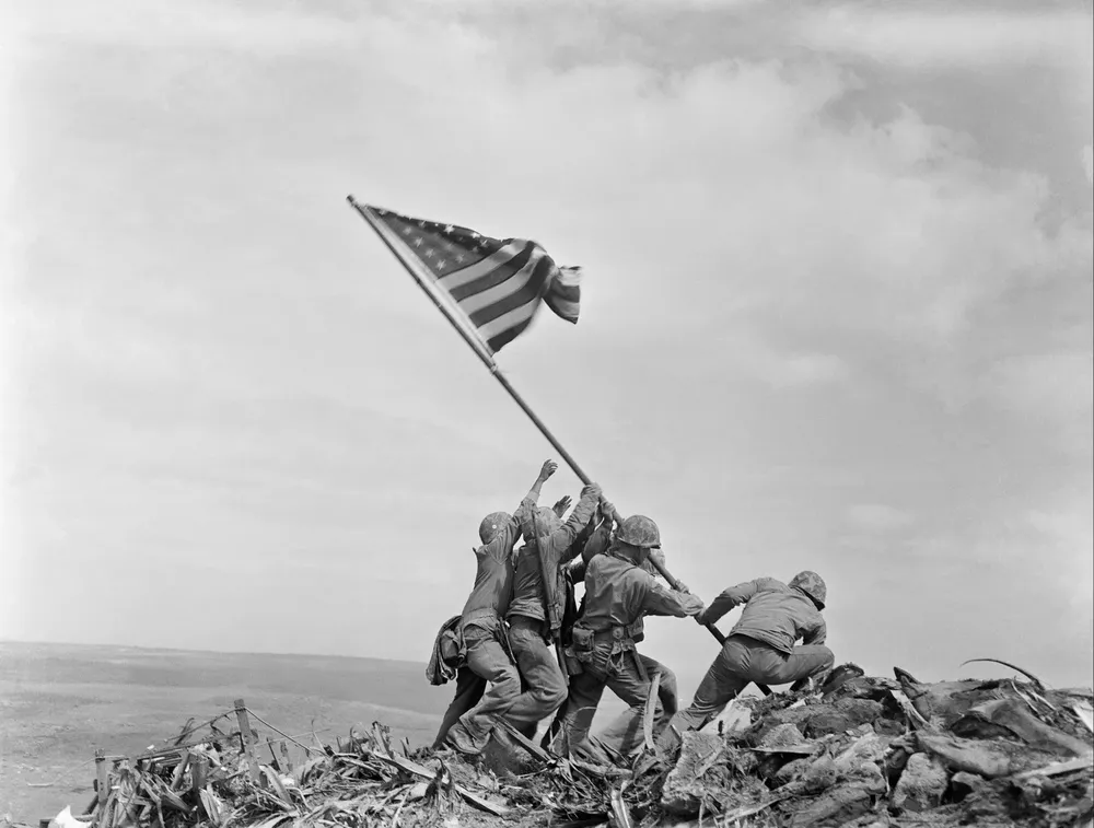 Alzando la bandera en Iwo Jima, la icónica fotografía de Joe Rosenthal, de Associated Press, de febrero de 1945, en el monte Suribachi. Los marines pagaron un alto precio por cada metro ganado a los japoneses