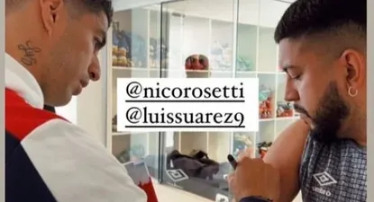Luis firma para el tatuaje