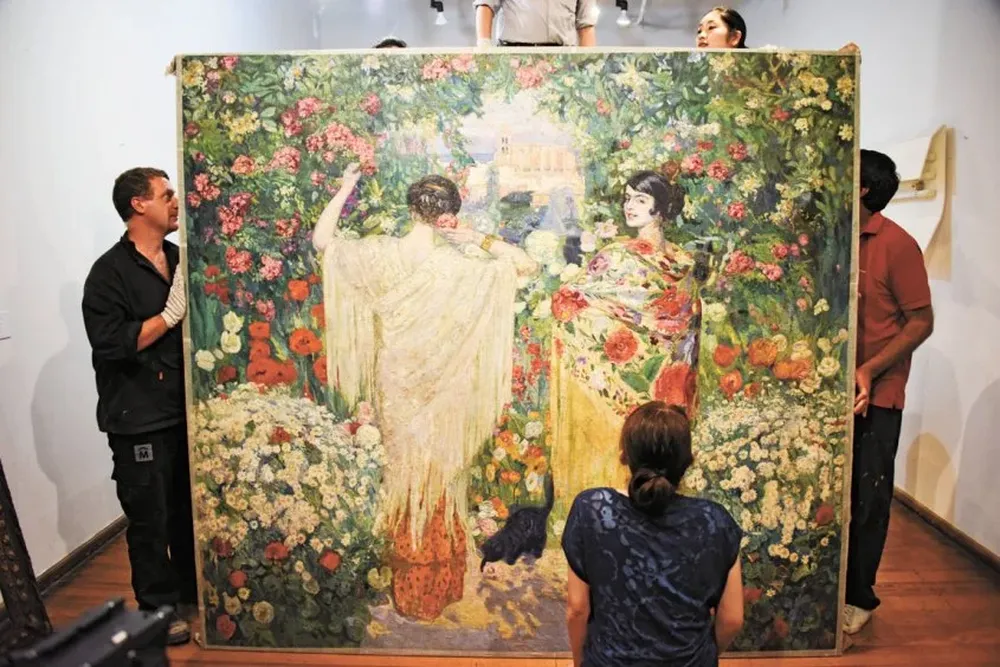 Para la restauración de Las Manolas, hubo que retirarla del marco y del bastidor, ya que este último también estaba dañado.