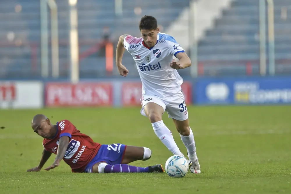 La imagen del partido: Martínez aplana a Rodríguez como Nacional a Fénix