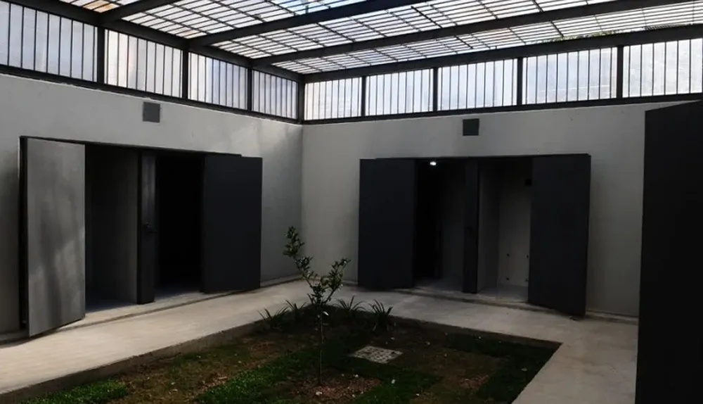 El centro de detención fue inagurado en abril.