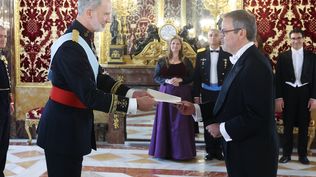 El embajador de la República de Argentina, Roberto Sebastián Bosch Estéve, hace entrega al Rey de sus Cartas Credenciales.