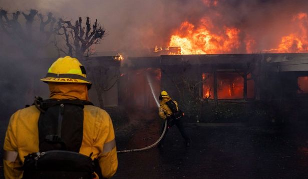 Incendios en California: qué son los vientos de Santa Ana que alimentan las llamas