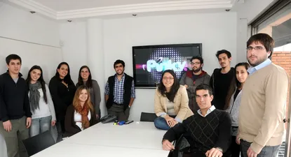 Juan Emilio Gabito, Cecilia Norman y Federico De los Santos festejan junto a su equipo los dos años de Pinky!