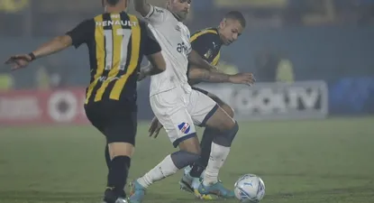 Gigliotti y Léo Coelho pelean por la pelota en el clásico entre Nacional y Peñarol
