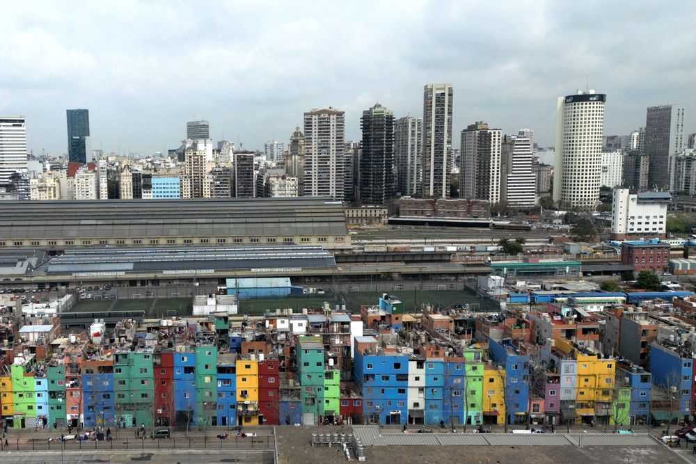 Vista aérea del barrio marginal Padre Carlos Mujica (conocido como Villa 31), con el distrito financiero de Buenos Aires al fondo.