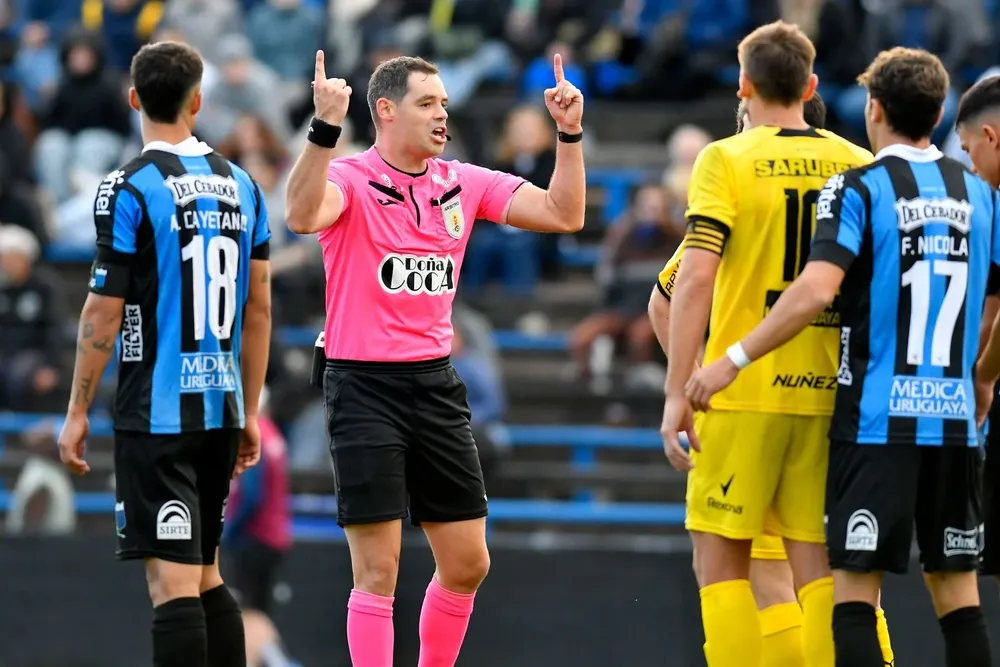 El árbitro Hernán Heras