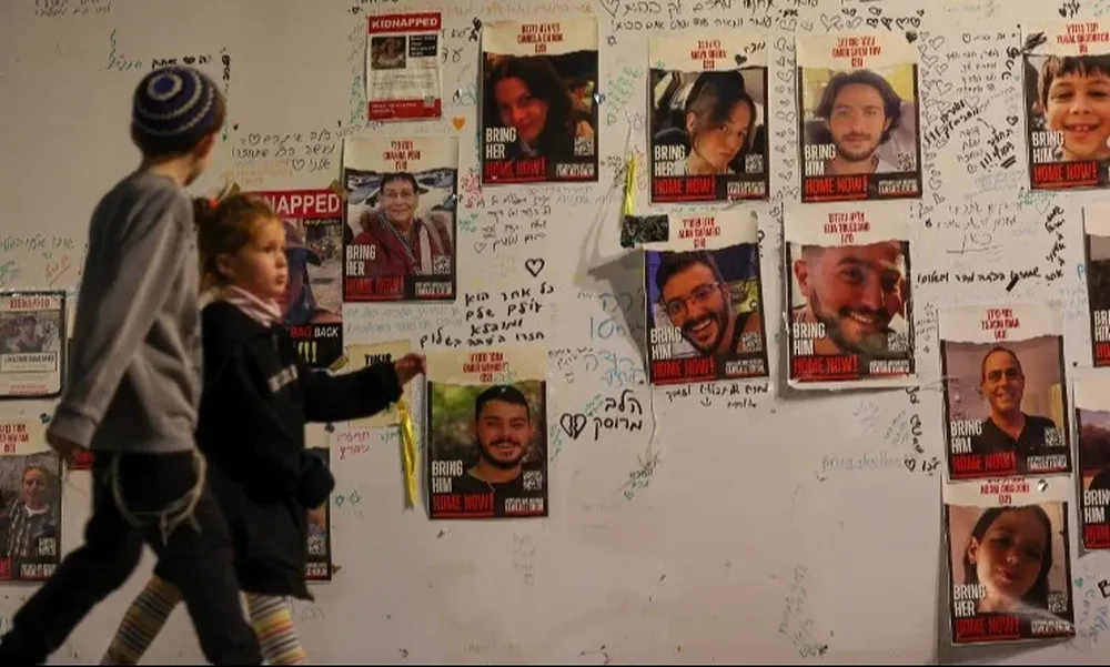 Fotos de los rehenes, pegadas por familiares en las calles de Israel.