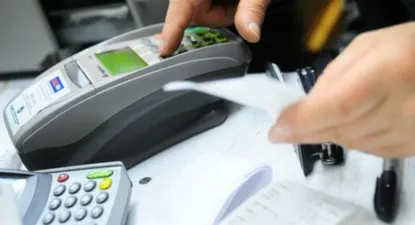 Buscan corregir dificultades para que todas las tarjetas pasen por redes de POS