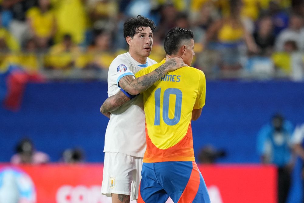 José María Giménez de la selección de Uruguay, marcando a James Rodríguez de Colombia en la Copa América 2024