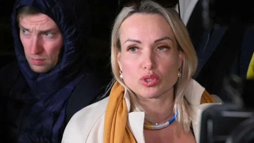 Marina Ovsyannikova, la mujer que protestó contra la guerra en uno de los canales más populares de la TV rusa