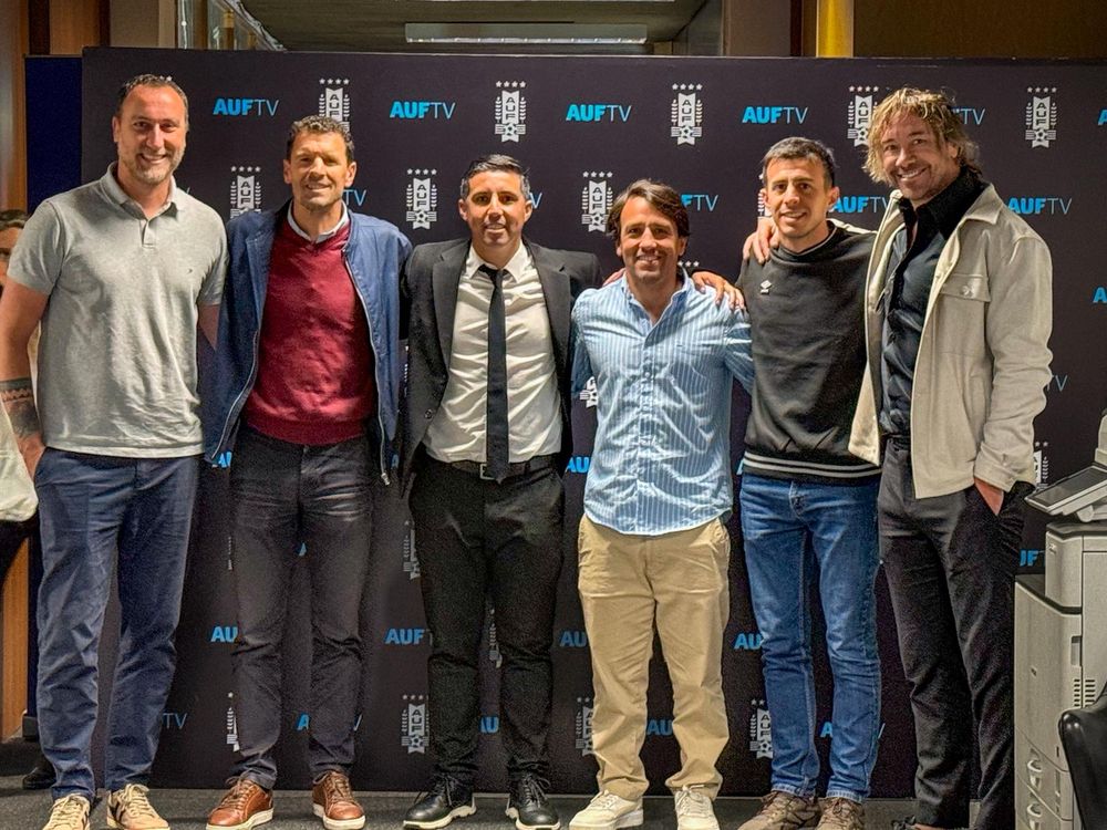 Michael Etulain, Diego Scotti, Matías Pérez, Sergio Pérez, Mitchell Duarte y Diego Lugano, antes de la reunión Michael Etulain, Diego Scotti, Matías Pérez, Sergio Pérez, Mitchell Duarte y Diego Lugano, antes de la reunión