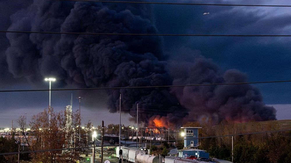Espesas nubes de humo salían del lugar del accidente.