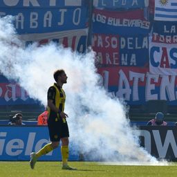 Pirotecnia de la hinchada de Nacional contra jugadores de Peñarol Pirotecnia de la hinchada de Nacional contra jugadores de Peñarol