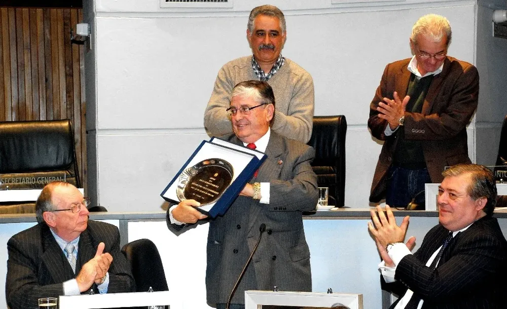 El presidente del consejo directivo de La Española, Gerardo García Rial, recibiendo la placa homenaje