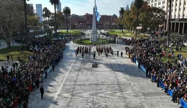El cambio de guardia de los tres regimientos históricos en Plaza de Mayo. 