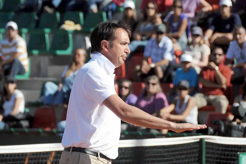 Trabajó duro. El juez de silla francés tuvo mucha actividad en el cuarto partido entre uruguayos y chilenos en el Carrasco Lawn Tennis por la Davis.