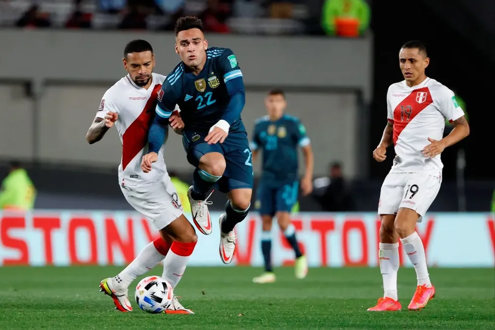 Lautaro Martínez supera a Alexander Callens