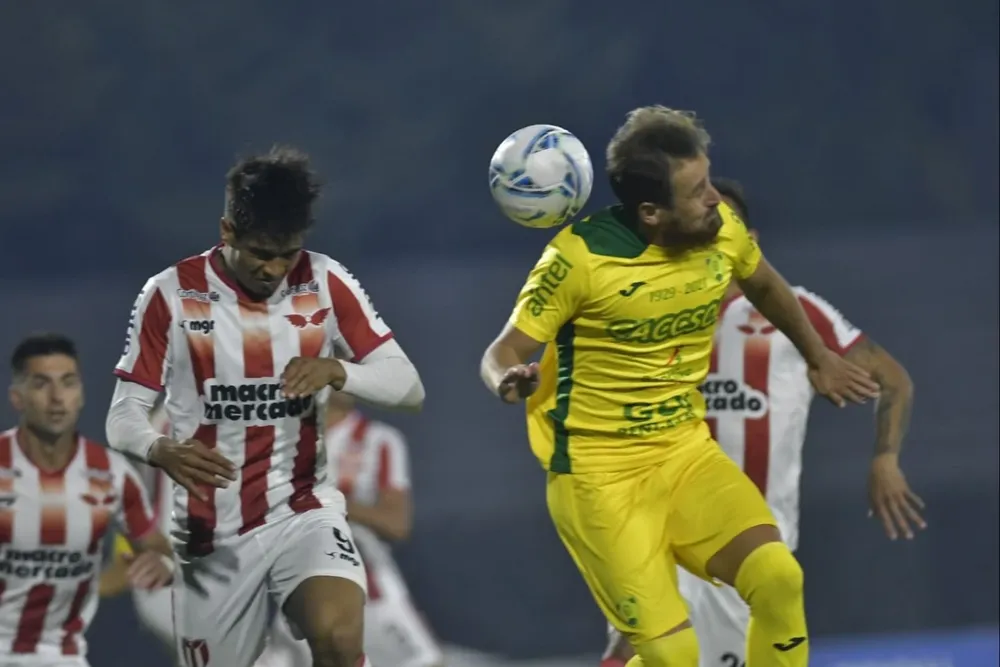 Matías Arezo y Carlos Pimienta en duelo aéreo