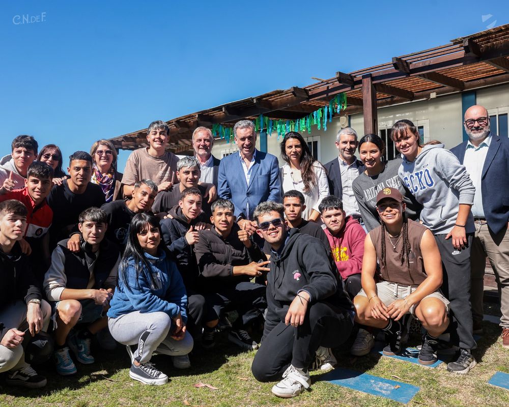 El presidente Yamandú Orsi junto a alumnos de la UTU - Los Céspedes