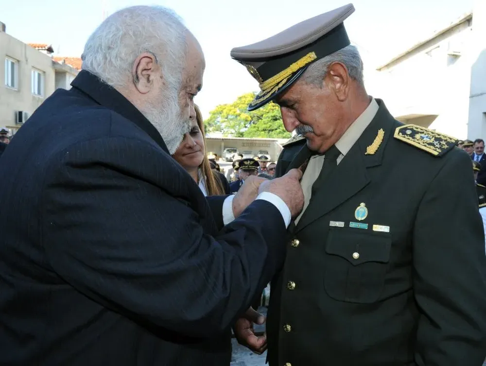 El ministro de Defensa Nacional, Eleuterio Fernández Huidobro, impuso como jefe del Estado Mayor de la Defensa al general Nelson Pintos el 2 de febrero de 2015