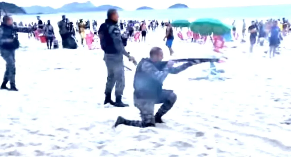 Policías brasileños reprimiendo a hinchas xeneizes en Copacabana