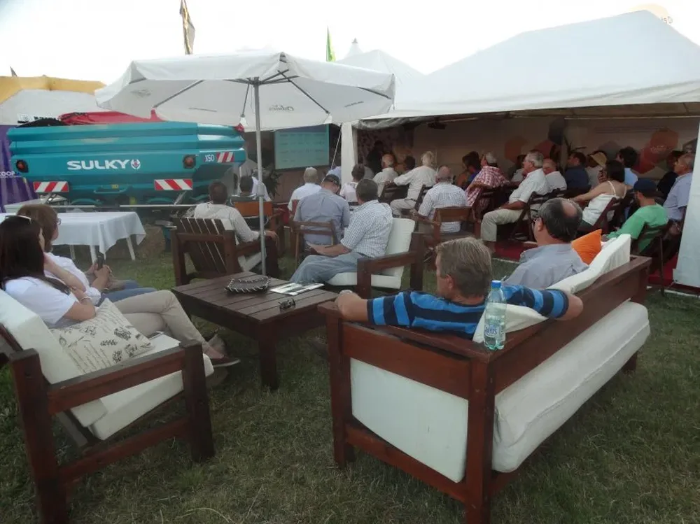 Muchos interesados asistieron a la charla en el stand de Calmer.