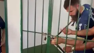 Un jugador de Ypiranga utiliza una barreta para intentar romper el candado y poder llegar al vestuario