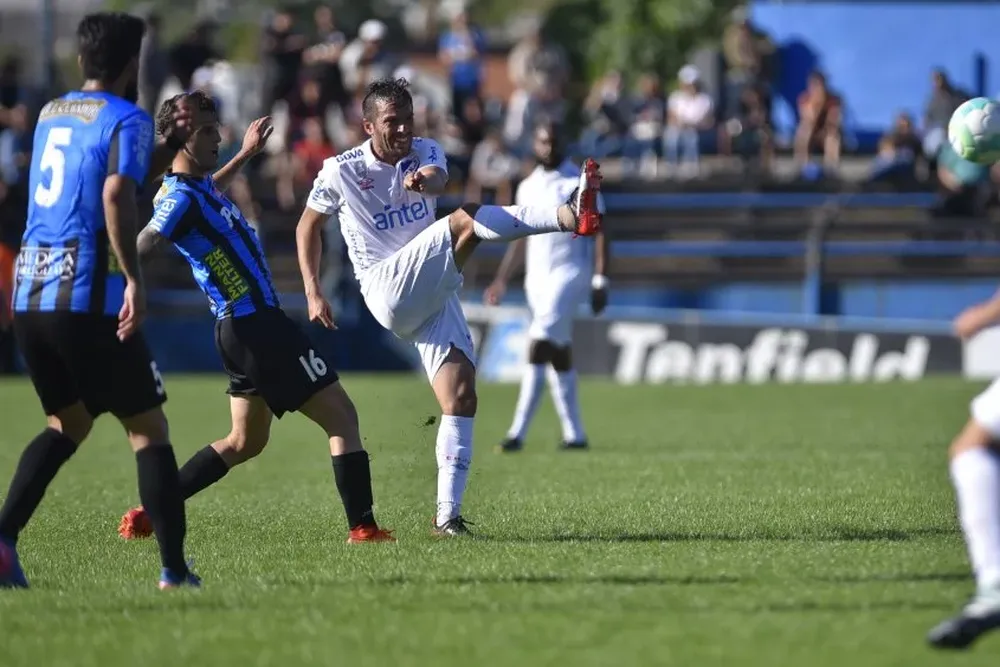 Álvaro González jugó el primer tiempo contra Liverpool