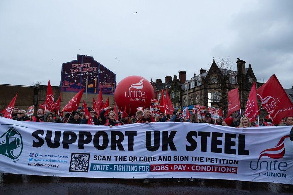 El 17 de febrero de 2024, trabajadores del acero lideraron una movilización en Port Talbot, Gales. En la pancarta se lee: "Apoya el acero británico".