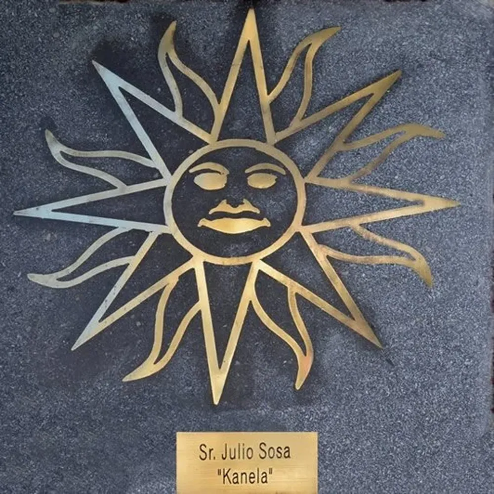 Kanela tiene su sol: Julio Kanela Sosa –director de la comparsa Tronar de Tambores– fue homenajeado por la Intendencia de Montevideo: integra el Paseo de los Soles, en la Peatonal Sarandí.