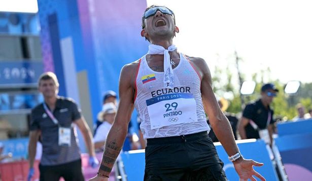 Daniel Pintado de Ecuador celebra su oro en 20 kms marcha.