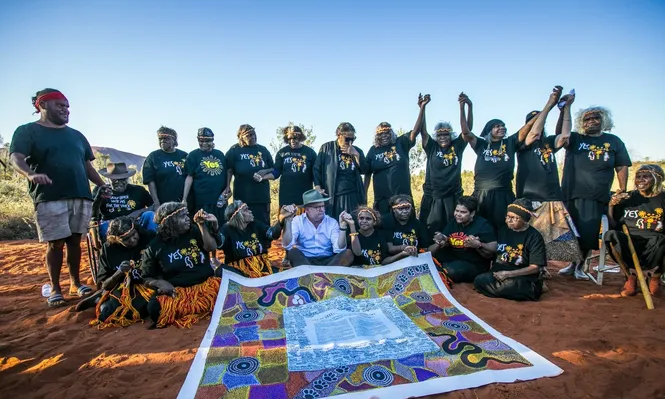 El primer ministro Albanese con líderes aborígenes en el Uluru Kata Tjuta National Parks