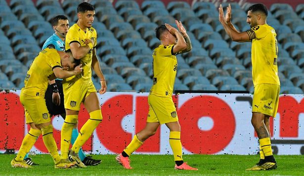 Leonardo Fernández festeja su golazo de tiro libre en Peñarol vs Progreso por el Torneo Intermedio