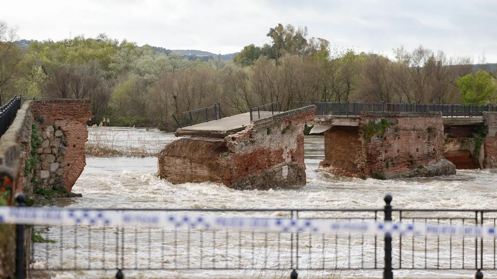 El derrumbe del puente romano de Talavera de la Reina, junto al río Tajo.