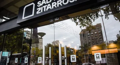 El coordinador organiza y desarrolla el plan de producción técnica de la sala