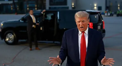 Donald Trump, favorito en las encuestas pese a estar acusado de promover la toma del Capitolio en 2021.