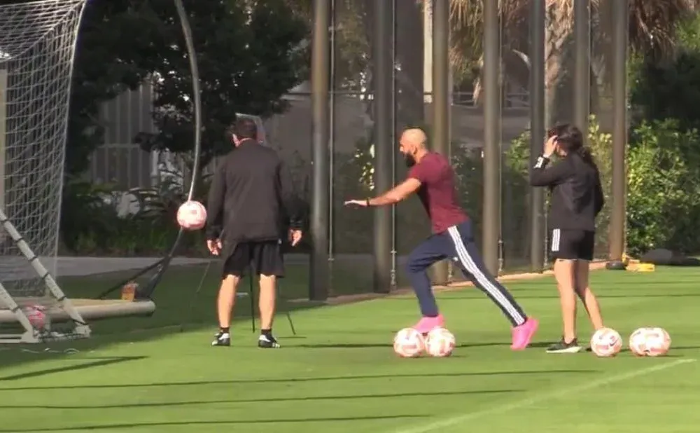 El guardaespaldas de Lionel Messi mostró sus dotes con la pelota