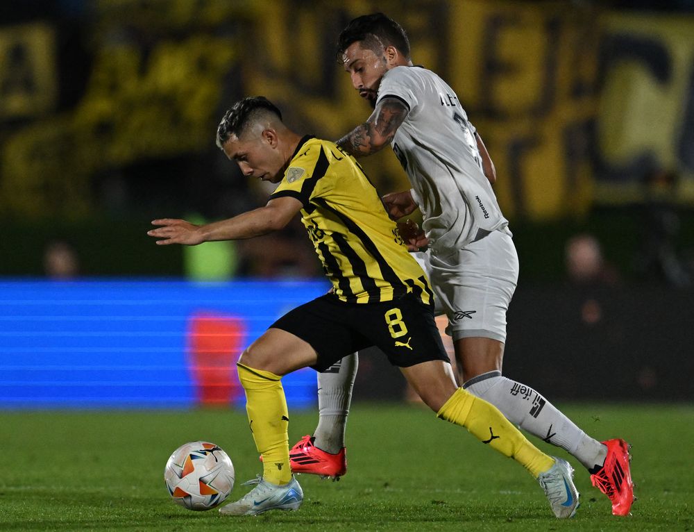 Leonardo Fernández y Alex Telles