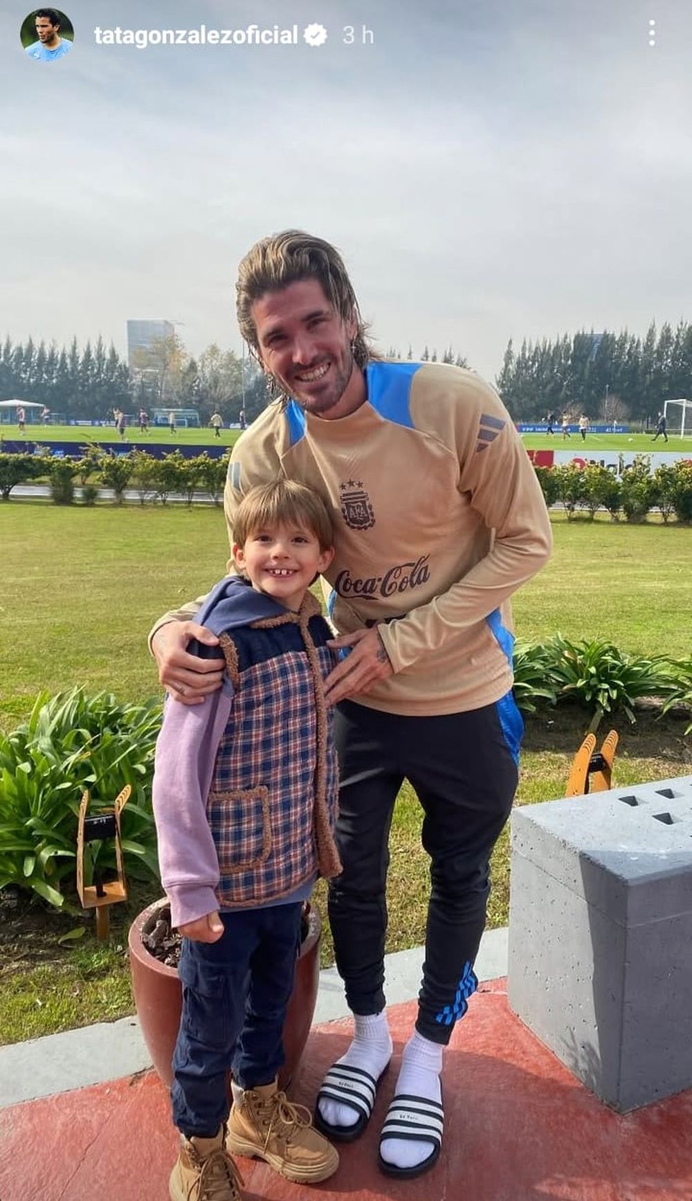 La foto de uno de los hijos del Tata González junto a Rodrigo De Paul La foto de uno de los hijos del Tata González junto a Rodrigo De Paul