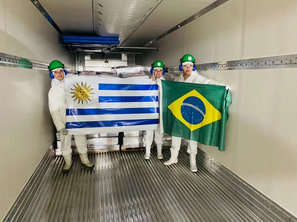 En Brasil, tras iniciar la carga del primer camión.