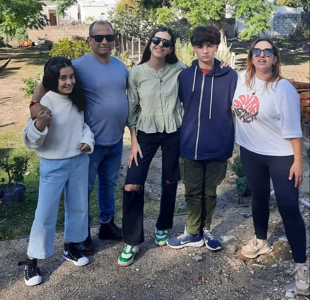 Claudio Morena en la actualidad, junto a su familia